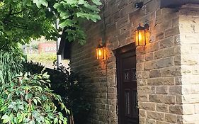 Lister Park Bradford Stylish 1Bed Coach House - Quiet & Tranquil Cottage & Parking