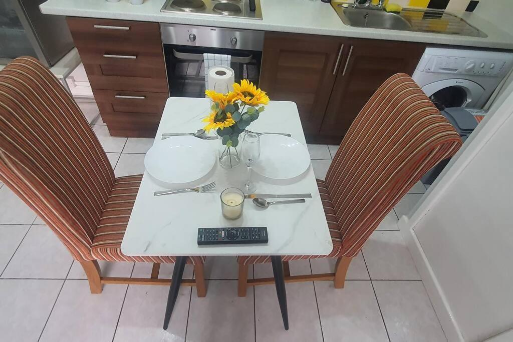 Lister Park Bradford Stylish 1Bed Coach House - Quiet & Tranquil Cottage & Parking Exterior photo