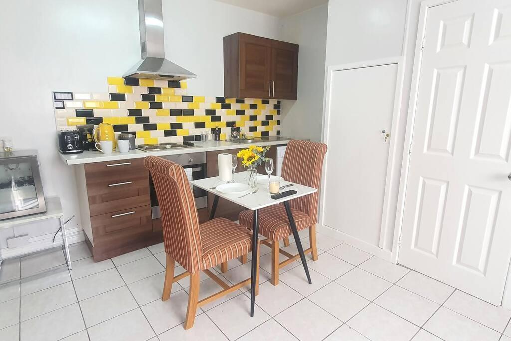 Lister Park Bradford Stylish 1Bed Coach House - Quiet & Tranquil Cottage & Parking Exterior photo